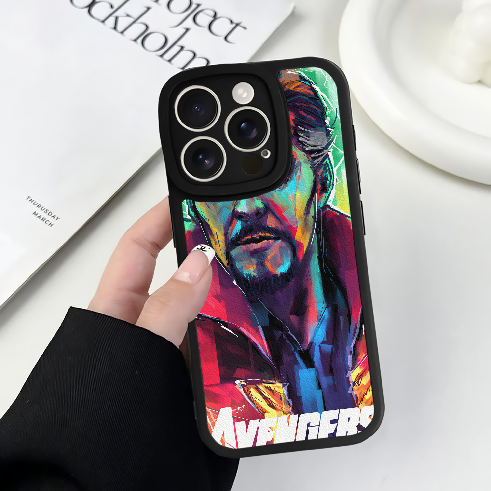 （画像用） アベンジャーズ The Avengers 【iPhone 16シリーズ対応】シリコンスマホケース（レザー調） 材質：シリコン